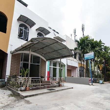Oyo 90897 Hotel Sepupu Satria Pekanbaru Zewnętrze zdjęcie